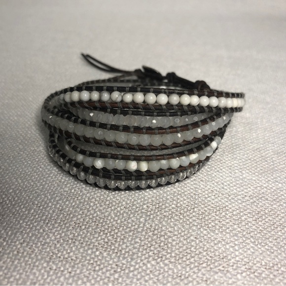Chan Luu 5 Wrap Bracelet - grey leather, Howlite, Quartz, Magnesite - Picture 6 of 6
